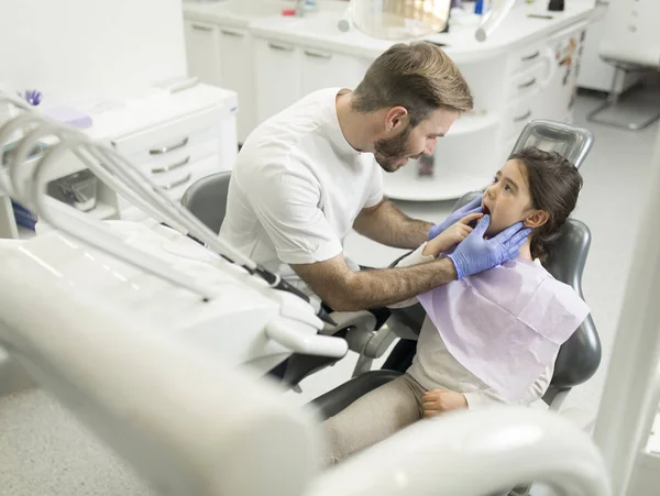 Paciente infantil en el dentista — Foto de Stock