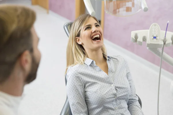 Pacient s dentální prohlidka — Stock fotografie