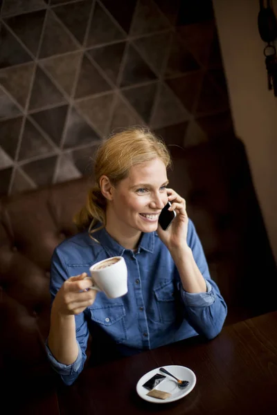 Mulher bonita no café — Fotografia de Stock