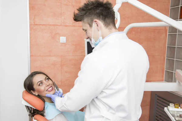 Patient bei Zahnuntersuchung — Stockfoto