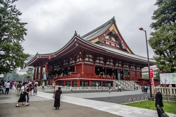 People at Sensoji temple in Asakausa — Stock Photo, Image