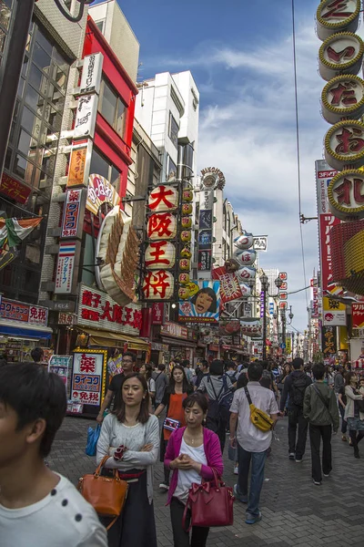 Mensen op de straat van Osaka — Stockfoto