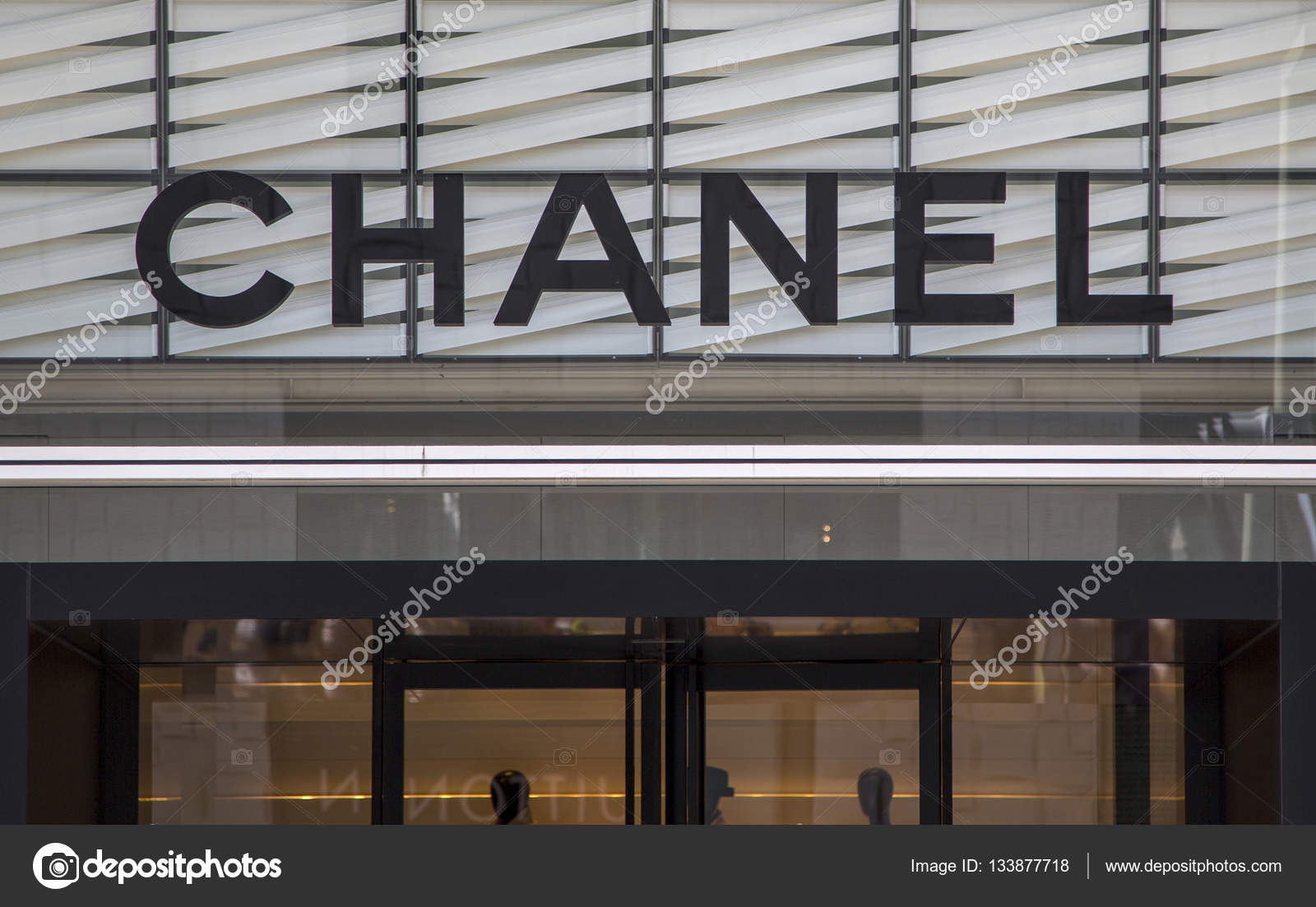 Chanel store showcase – Stock Editorial Photo © boggy22 #133877718