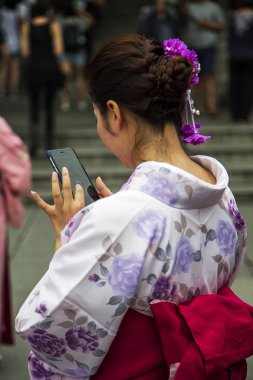 Ziyaretçi Asakausa Sensoji Tapınağı'nda