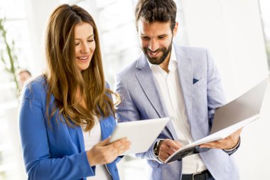 Genç iş adamları ofiste.