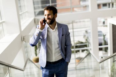 Ofis telefonu ile modern iş adamı