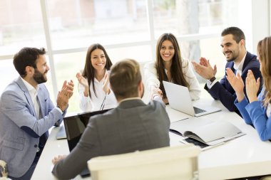 Genç iş adamları ofiste.