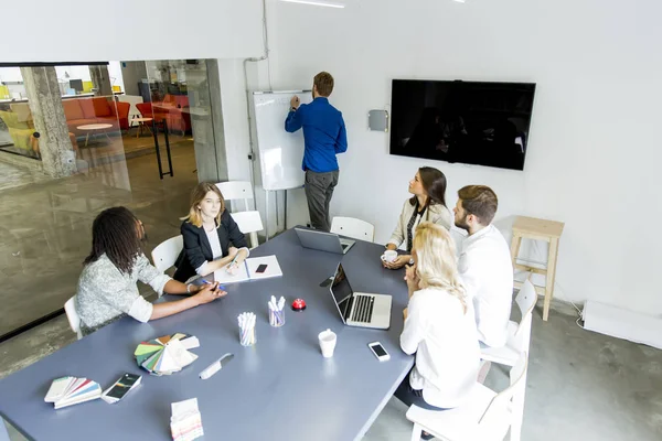 Ofisteki iş adamları.