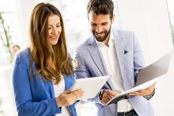 Genç iş adamları ofiste.