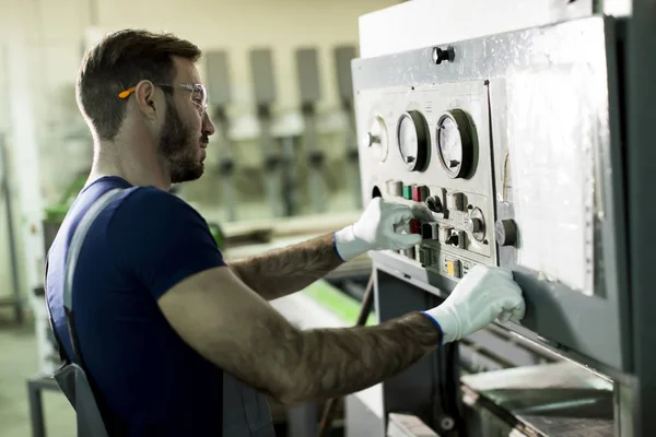 Homem que trabalha na fábrica — Fotografia de Stock