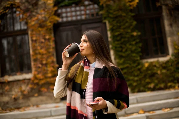 Νεαρή γυναίκα με το καφέ για το φθινόπωρο — Φωτογραφία Αρχείου