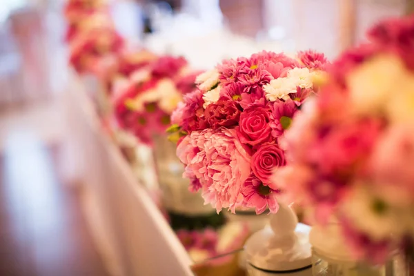 Bloem bruiloft decoratie op de tafel — Stockfoto