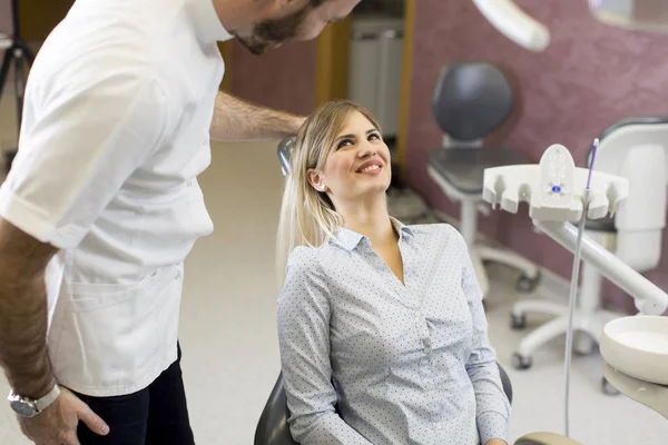 Pacient s dentální prohlidka — Stock fotografie