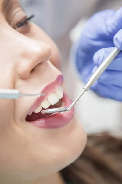 Mulher no check-up dentário — Fotografia de Stock