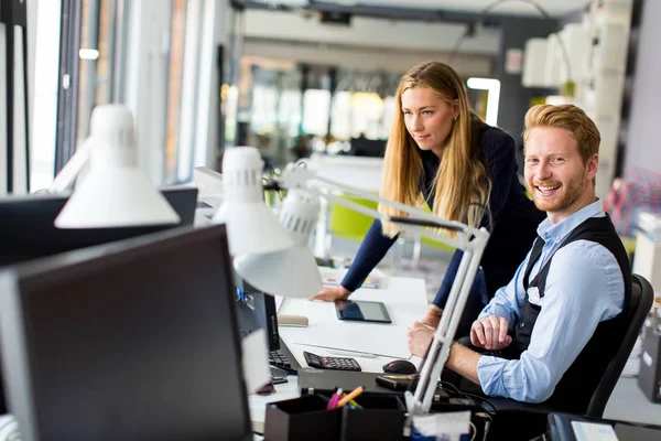 Junge Geschäftsleute im Büro — Stockfoto