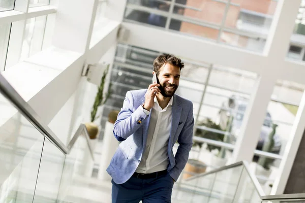 Moderner Geschäftsmann mit Telefon im Büro — Stockfoto