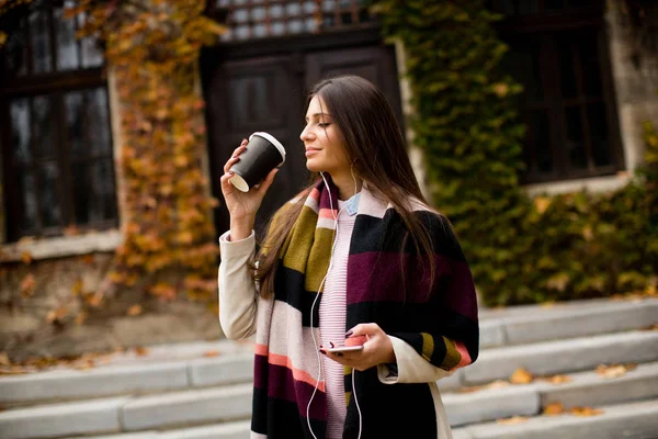 Mujer joven con café en otoño —  Fotos de Stock