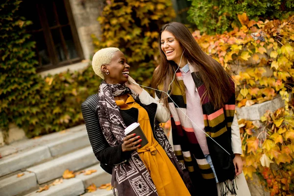 Multiracial young women outdoor — Stock Photo, Image