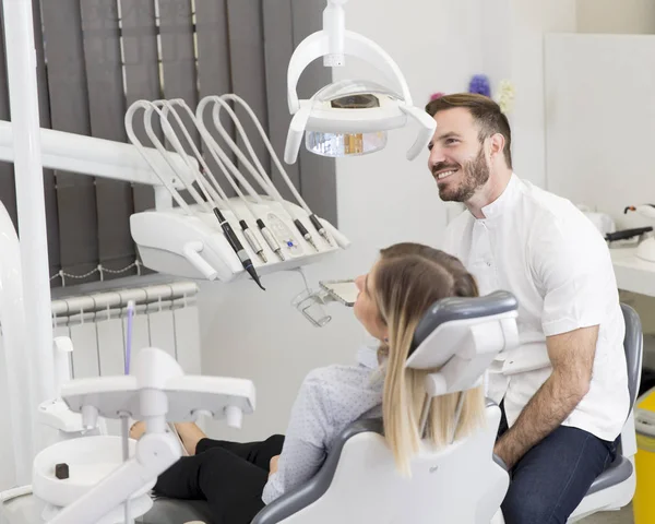 Paciente fazendo exame dentário — Fotografia de Stock