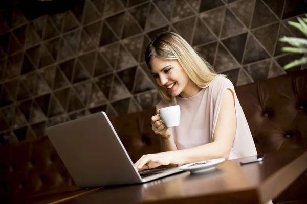 Tineri freelancer femeie cu laptop — Fotografie, imagine de stoc