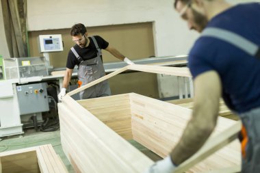 Fabrikada çalışmanın erkekler