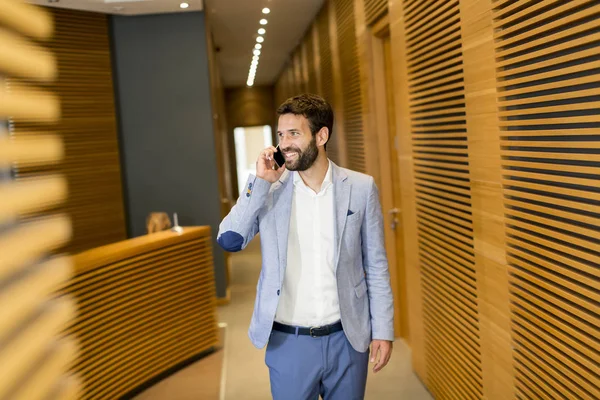 Moderní podnikatel s telefonem v úřadu — Stock fotografie