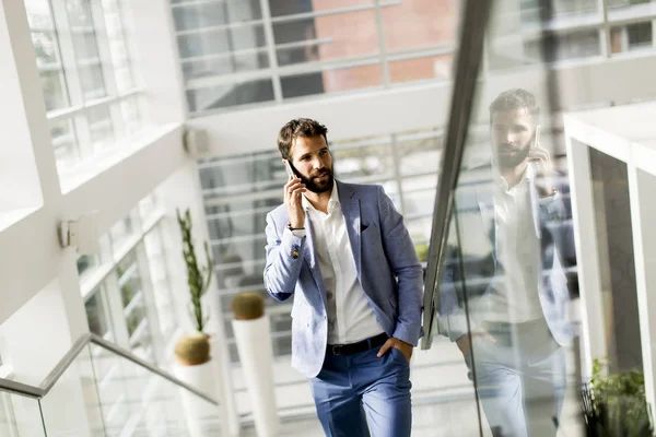 Hombre de negocios moderno con teléfono en la oficina — Foto de Stock