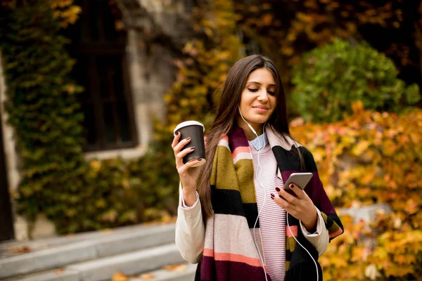 Vrouw met telefoon buiten — Stockfoto