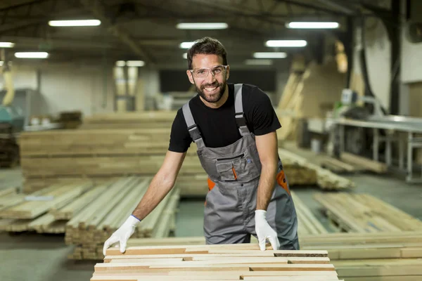 Homme travaillant dans l'usine — Photo