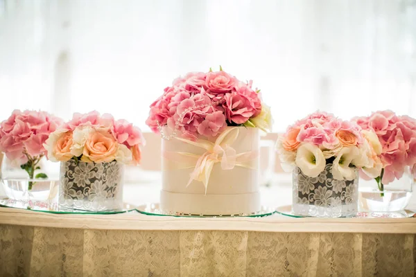 Blomma bröllop dekoration på bordet — Stockfoto