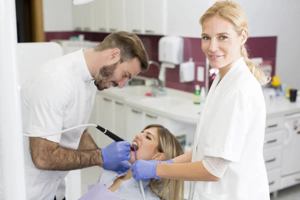 Paciente fazendo exame dentário — Fotografia de Stock