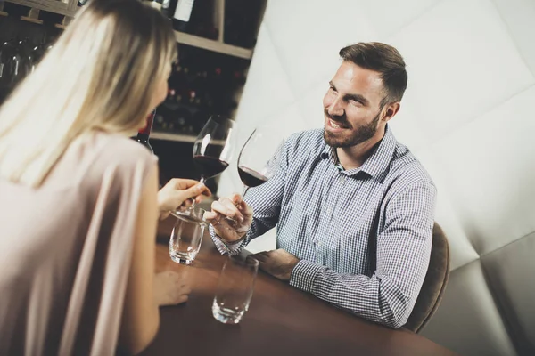 Pareja bebiendo vino tinto —  Fotos de Stock