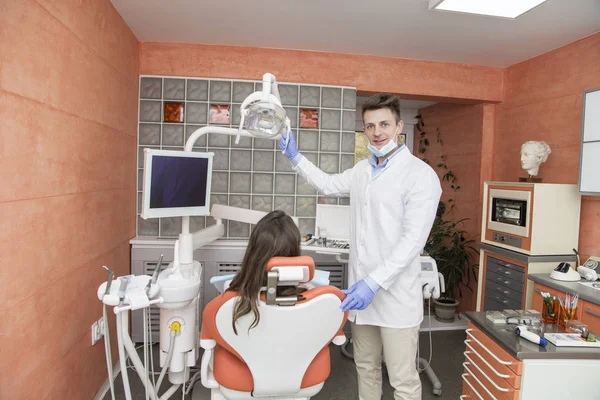 Paciente fazendo exame dentário — Fotografia de Stock