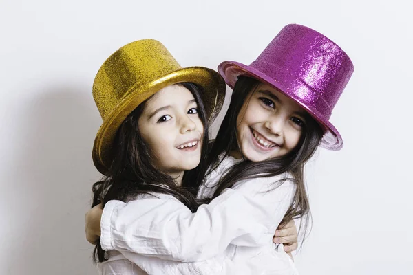 Duas meninas posando em chapéus brilhantes — Fotografia de Stock