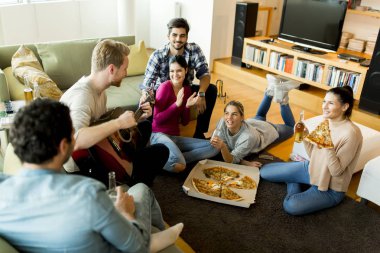 Pizza partisi de arkadaşlar