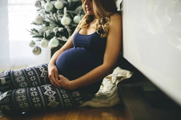 Mulher grávida pela árvore de Natal — Fotografia de Stock