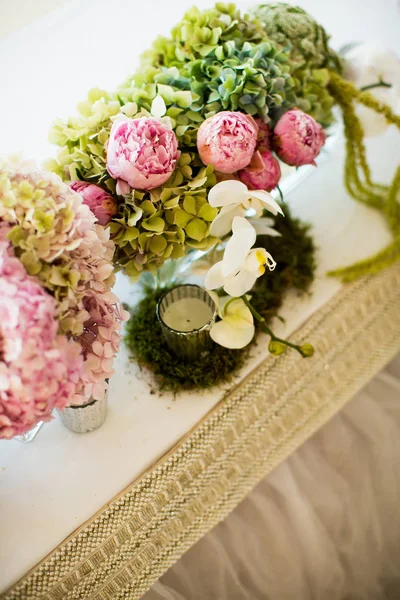 Masanın üzerine çiçek düğün dekorasyon — Stok fotoğraf