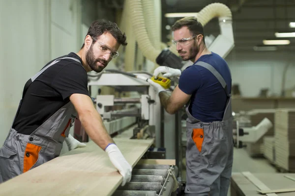 Homens que trabalham na fábrica — Fotografia de Stock