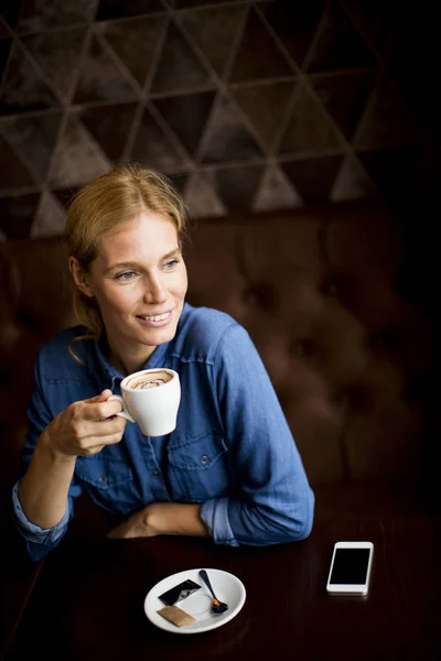 Jolie femme au café — Photo