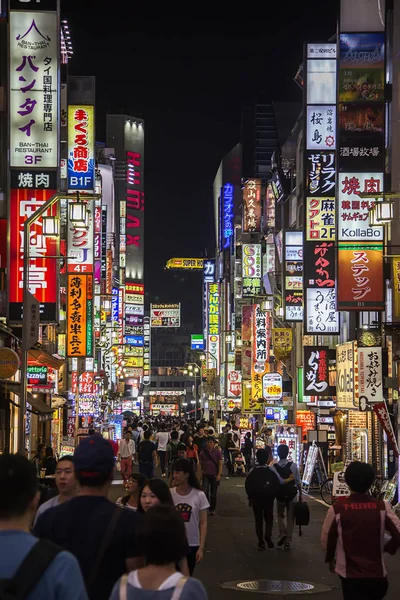 Människor på gatan i Shibuya — Stockfoto