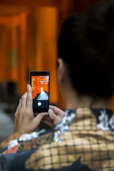 Mujer en la pasarela de Fushimi Inari — Foto de Stock