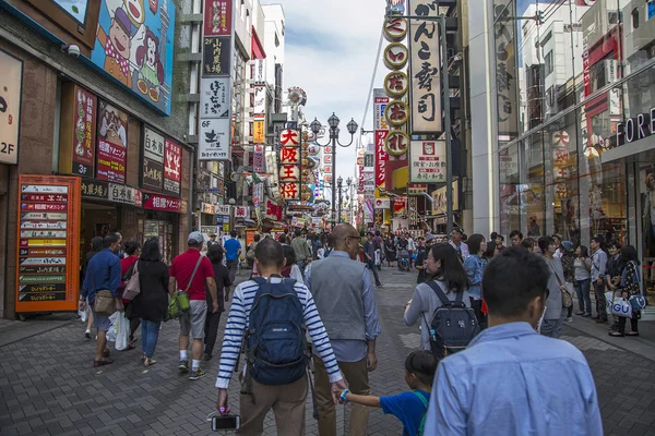 Människor på gatan av Osaka — Stockfoto
