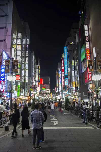 Människor på gatan i Shibuya — Stockfoto