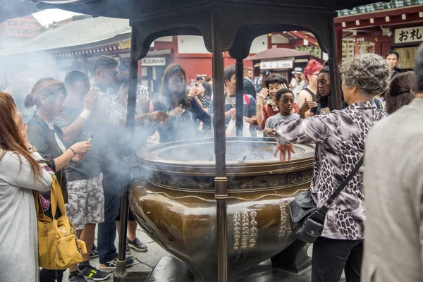 Lidé na Sensoji chrám v Asakausa — Stock fotografie