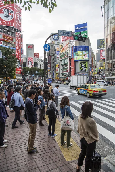 Pessoas na rua em Shibuya — Fotografia de Stock