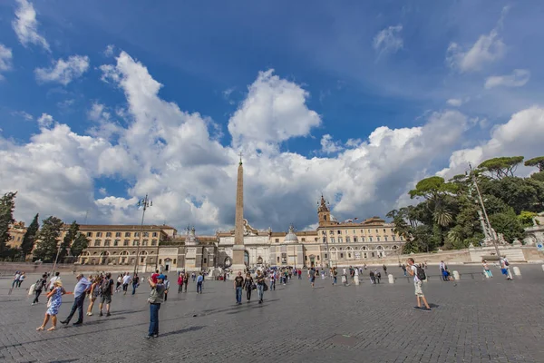 Piazza del Popolo) в Римі. — стокове фото