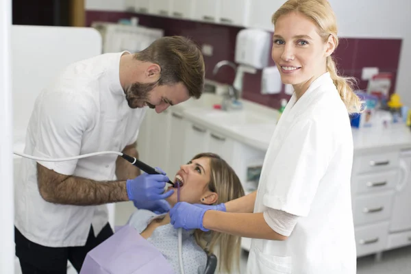 Patient bei Zahnuntersuchung — Stockfoto