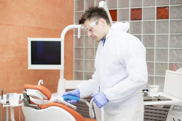 Уборка стоматологического кабинета — стоковое фото