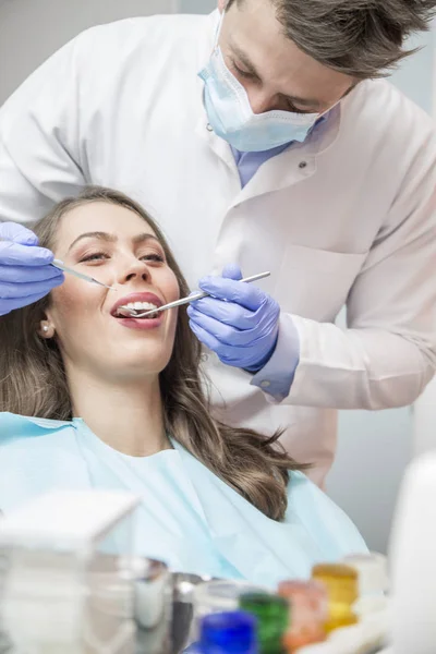 Patient bei Zahnuntersuchung — Stockfoto