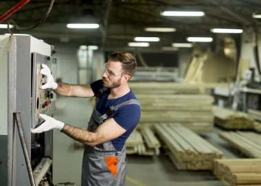 Fabrikada çalışan adam.